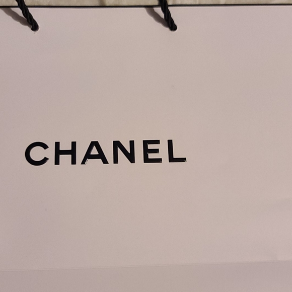Chanel paper bag with tissue paper - Picture 2 of 6